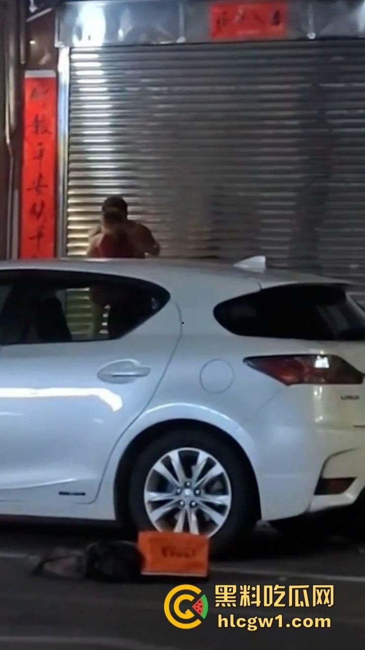 广州清远红衣少女当街强吻赤裸男 倒贴都不要 这货是有多脏?-10