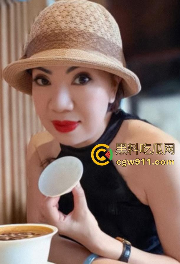 抖音熟女网红【中年妖精】中年龄圈的白雪公主,身穿情趣内衣被大屌无情撞击,无套内射结束战斗!-3