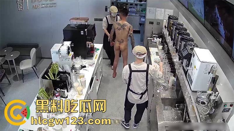 广东纹身精神小伙,吸毒后精神失常,全裸持刀冲入奶茶店,疯狂捅杀客人,全程无一人上前帮忙!-4
