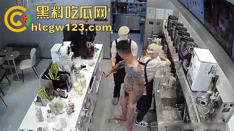广东纹身精神小伙,吸毒后精神失常,全裸持刀冲入奶茶店,疯狂捅杀客人,全程无一人上前帮忙!-5