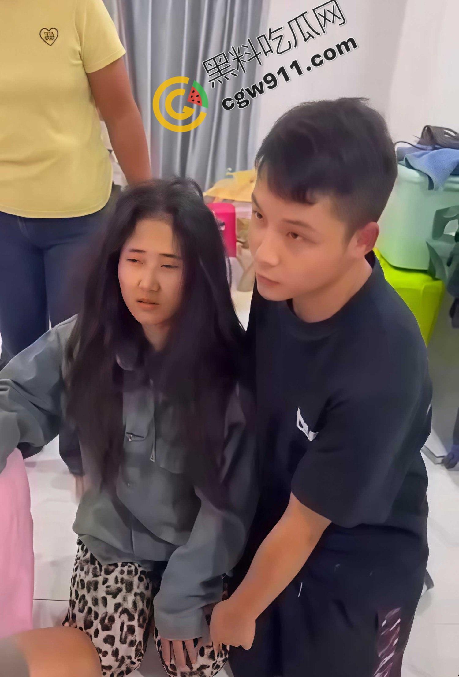 抖音网红【七七】与【晚来的情意】出轨被抓!淫乱现场红色内裤惹人眼,网红圈糜烂不堪大揭秘-8