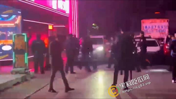 郑州风暴酒吧  因涉黄被查 拉走16大巴车的人-10