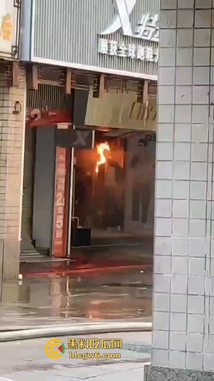 广西梧州老破旧民房突发大火!商铺楼房连串烧 现场黑烟弥漫 街口太窄进不去消防车也无奈-2