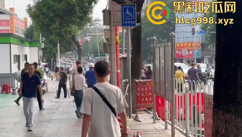 广州小贩怒怼城管,棍子一抄追着满街跑!城管扣车扣货,真就欺软怕硬?-2