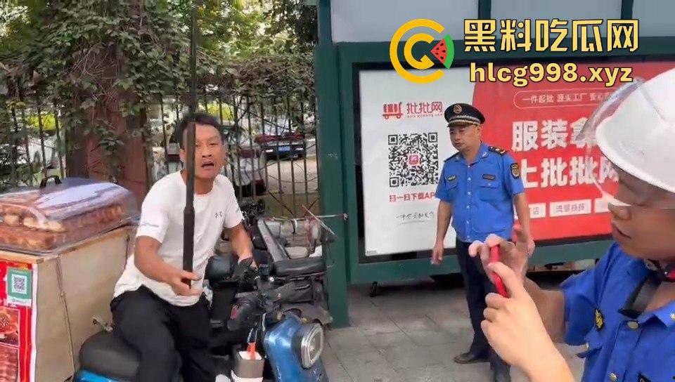 广州小贩怒怼城管,棍子一抄追着满街跑!城管扣车扣货,真就欺软怕硬?-3