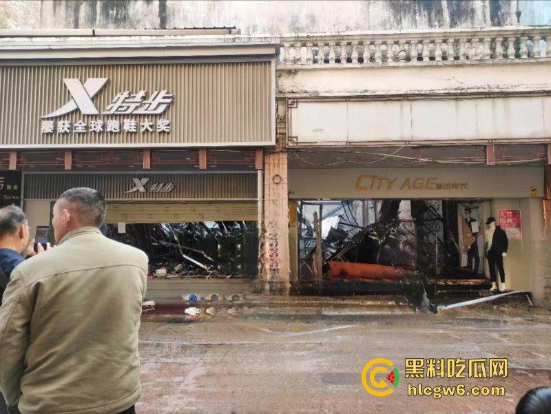 广西梧州老破旧民房突发大火!商铺楼房连串烧 现场黑烟弥漫 街口太窄进不去消防车也无奈-10