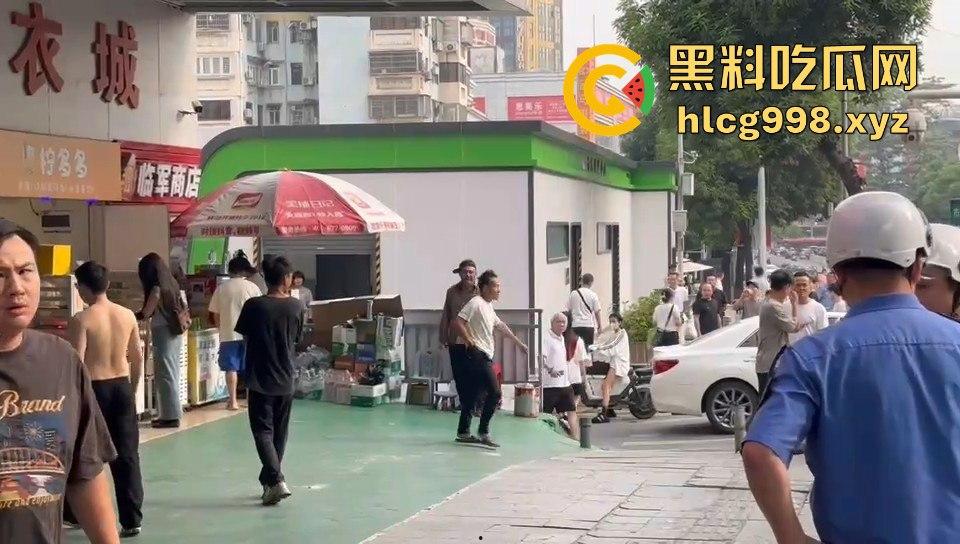 广州小贩怒怼城管,棍子一抄追着满街跑!城管扣车扣货,真就欺软怕硬?-4
