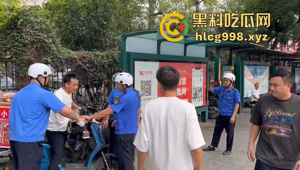 广州小贩怒怼城管,棍子一抄追着满街跑!城管扣车扣货,真就欺软怕硬?-10