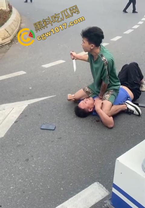 新疆男子勇斗城管！刀光闪烁，威风凛凛，城管悲惨跪地求饶，差点命丧黄泉！-5