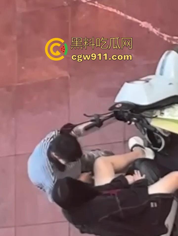 海南科技职业大学小情侣电车调情，各种接吻揉胸车震，被同学偷拍挂网遭校方警告处分！-3