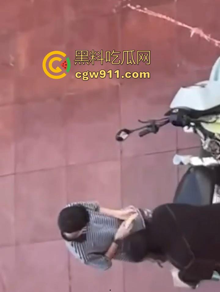 海南科技职业大学小情侣电车调情，各种接吻揉胸车震，被同学偷拍挂网遭校方警告处分！-4