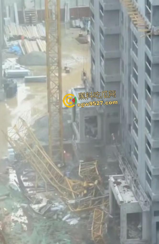 成都成华区塔吊坍塌,塔吊头扭曲,直接把人压在半空中,这塔吊都能倒塌,谁还敢住这房子?-3