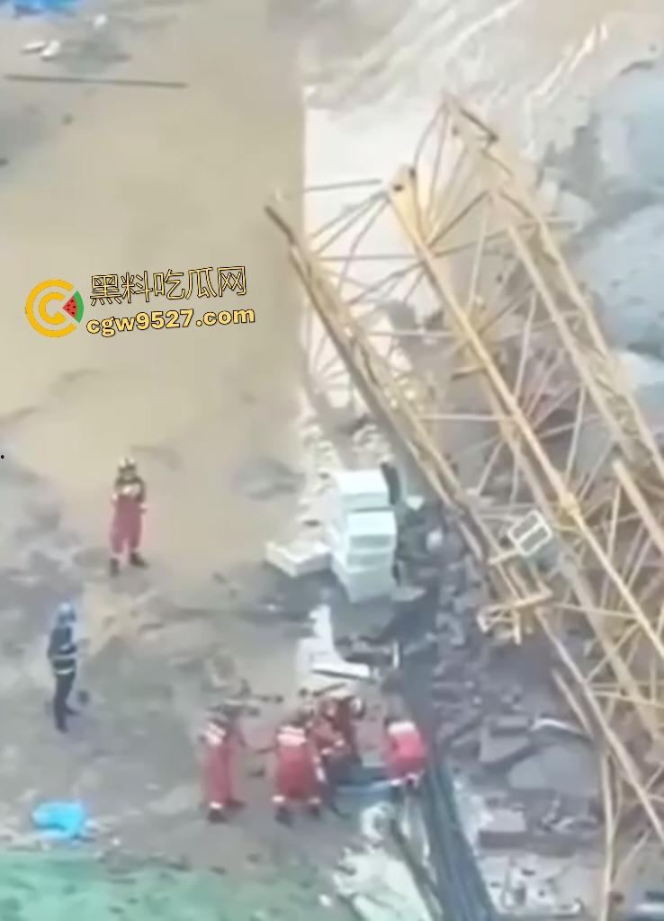 成都成华区塔吊坍塌,塔吊头扭曲,直接把人压在半空中,这塔吊都能倒塌,谁还敢住这房子?-4