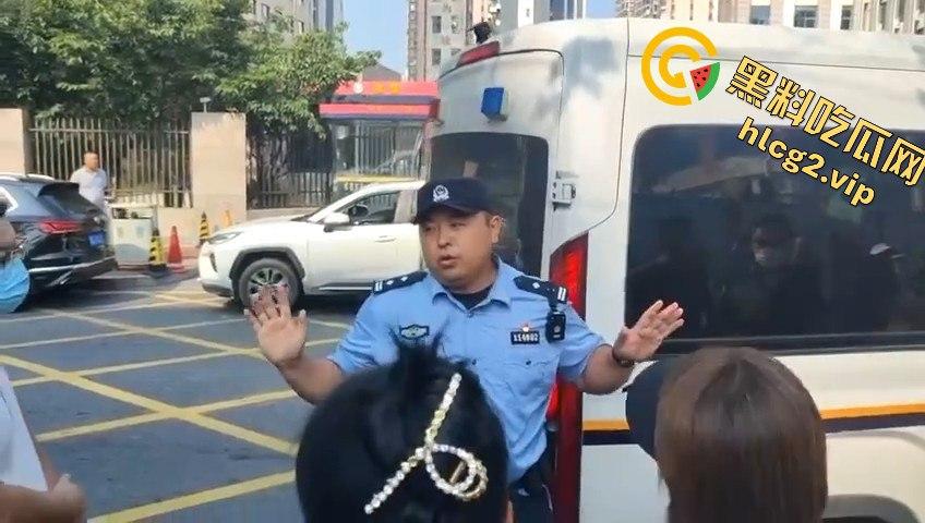 青岛李沧区圣德心脑血管医院迁建引发抗议,家长怒骂警察直接被捕!-3