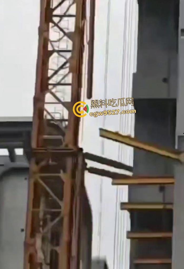 成都成华区塔吊坍塌,塔吊头扭曲,直接把人压在半空中,这塔吊都能倒塌,谁还敢住这房子?-7
