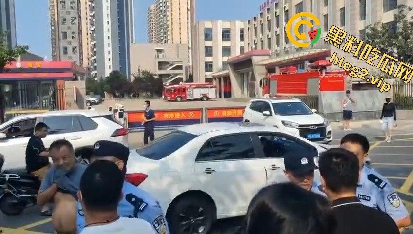 青岛李沧区圣德心脑血管医院迁建引发抗议,家长怒骂警察直接被捕!-5