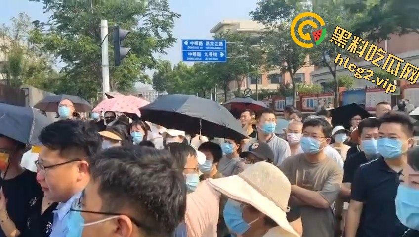 青岛李沧区圣德心脑血管医院迁建引发抗议,家长怒骂警察直接被捕!-8