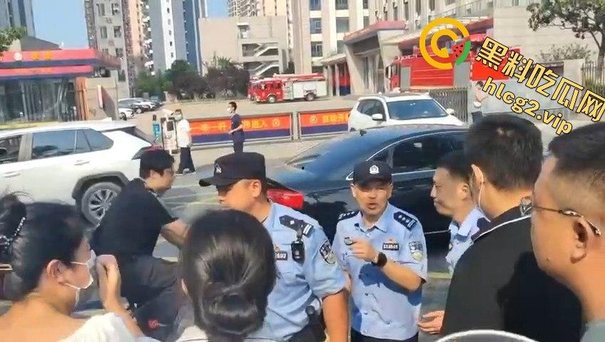 青岛李沧区圣德心脑血管医院迁建引发抗议,家长怒骂警察直接被捕!-10