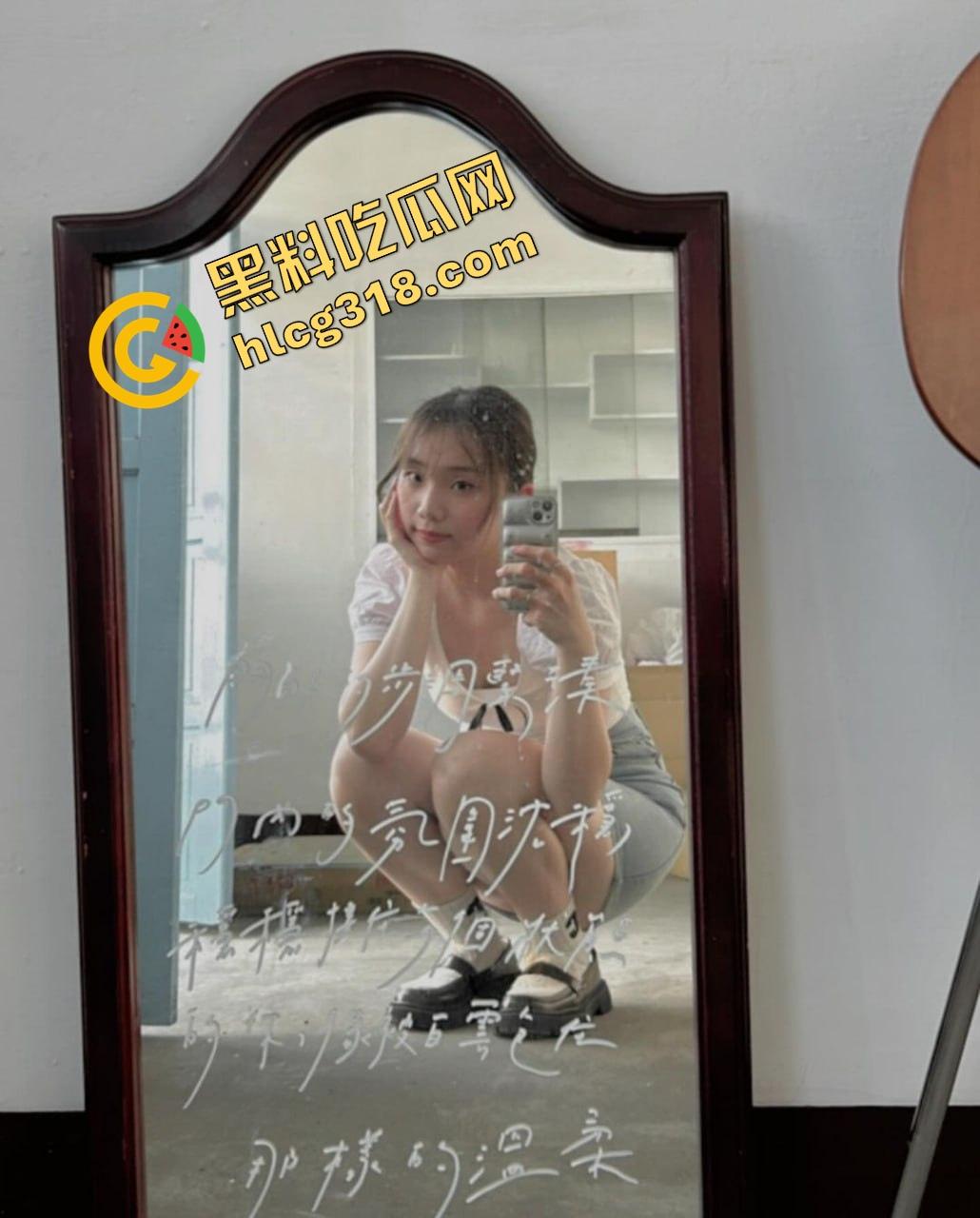 还是大学生最会玩，图书馆不光能看书，还能啪啪，书没翻一页，小穴倒是翻了个底朝天！-1