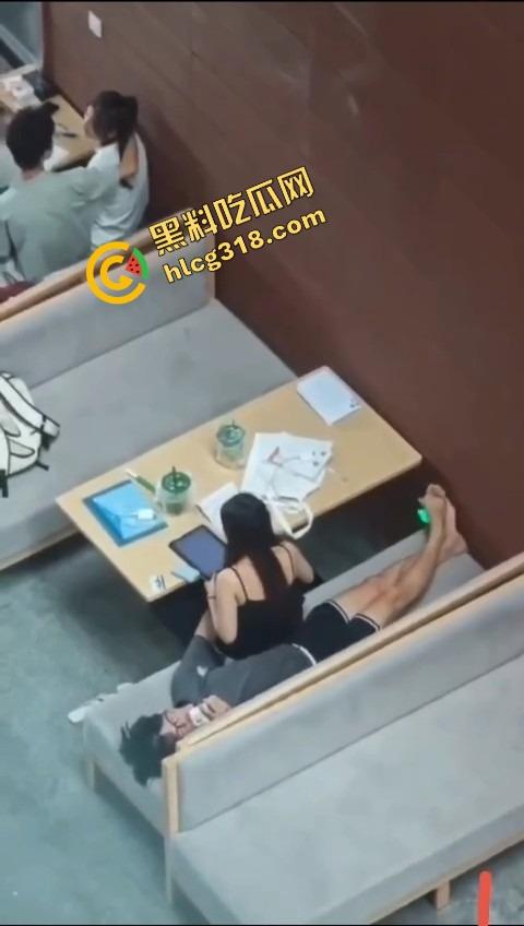 还是大学生最会玩，图书馆不光能看书，还能啪啪，书没翻一页，小穴倒是翻了个底朝天！-15