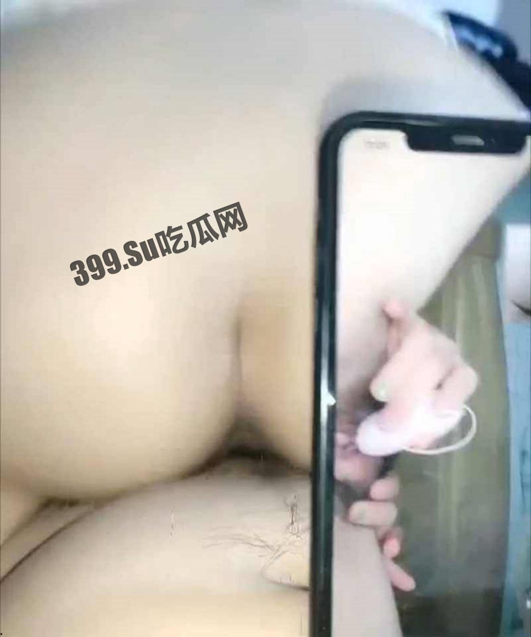 最近很火的自拍 男子一边和大奶妹子做爱 一边给饥渴骚女直播互动-6