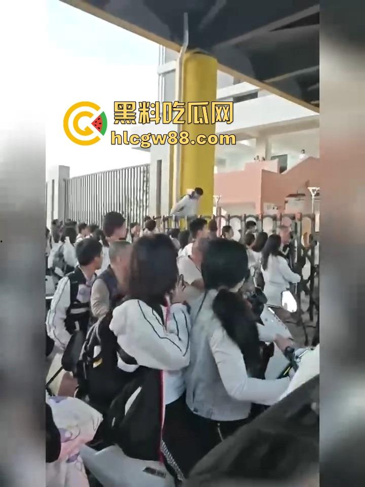 汕头二中拆门事件闹大了,林校长的奇葩规章制度牛逼炸天,学生怒了直接拆门抗议!-12
