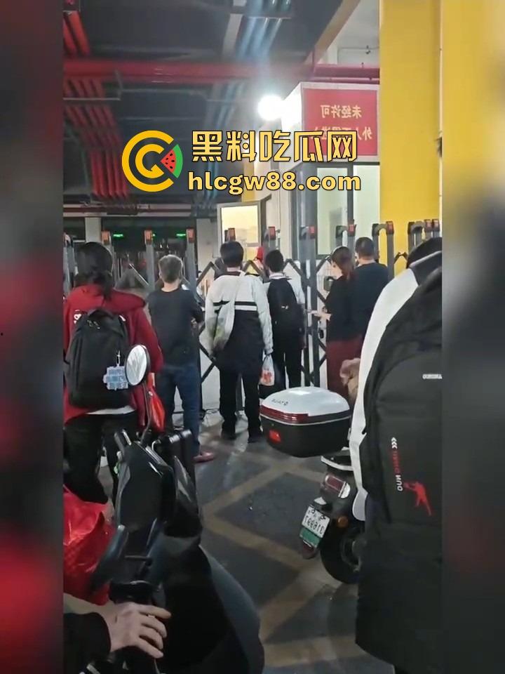 汕头二中拆门事件闹大了,林校长的奇葩规章制度牛逼炸天,学生怒了直接拆门抗议!-15