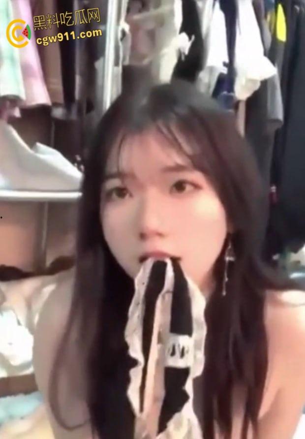 高颜值反差学生妹【白炜彤】,被男友调教成了母狗肉便器,长腿翘臀身材一流,宿舍上位骑乘3P淫乱 !-2