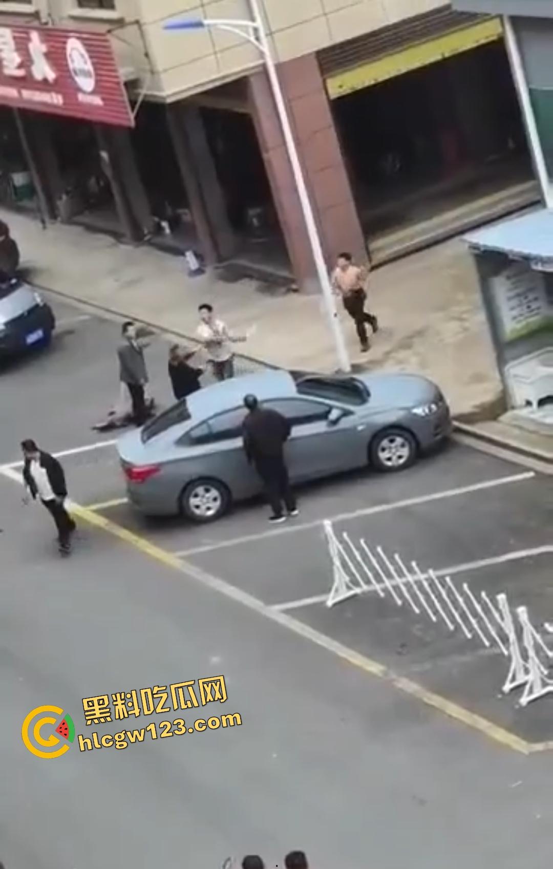 武汉热干面涨价4块变5块!疯男不爽追老板狂砍,吃面舔刀一碗面值一条命!-1