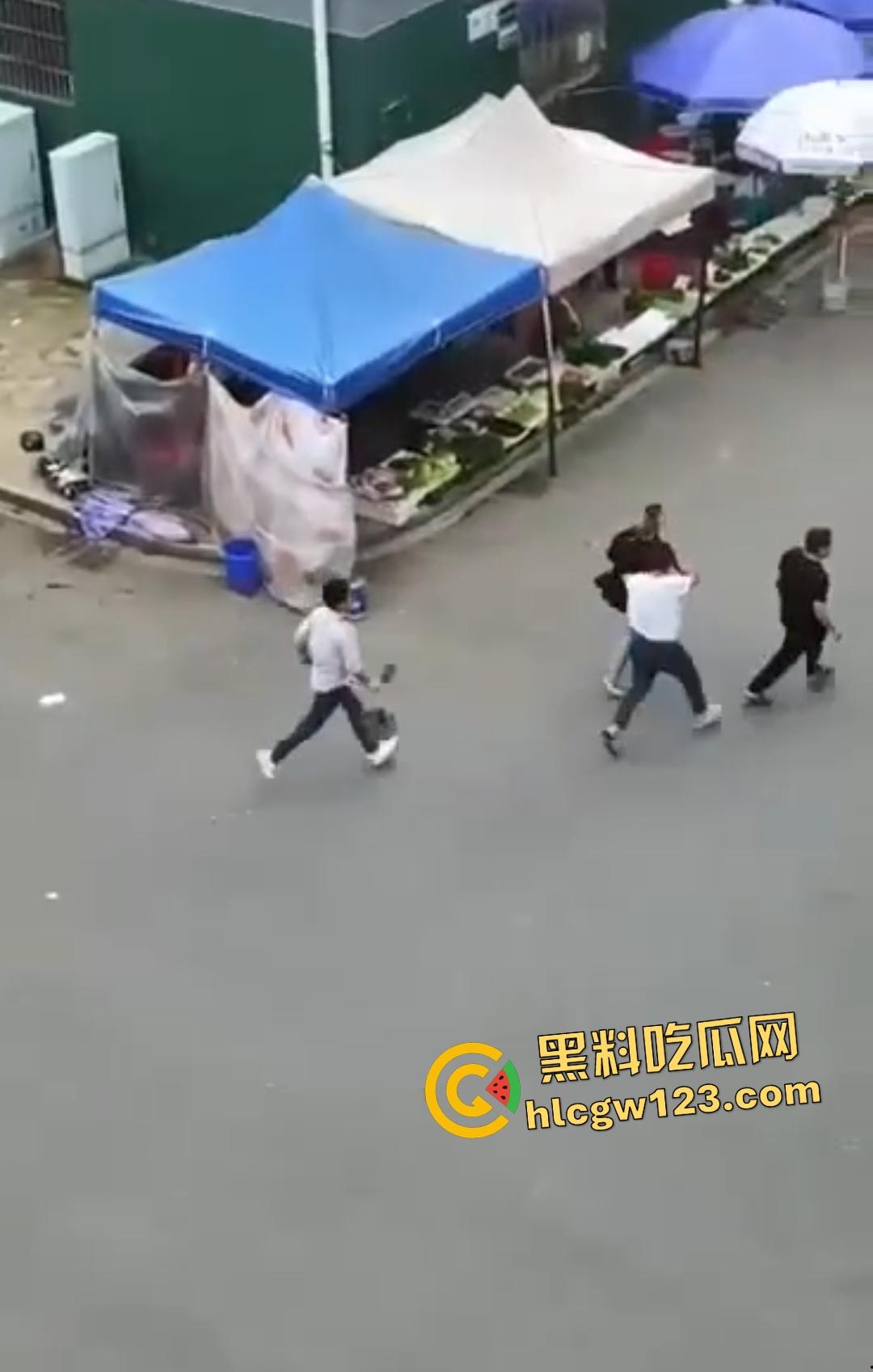 武汉热干面涨价4块变5块!疯男不爽追老板狂砍,吃面舔刀一碗面值一条命!-3