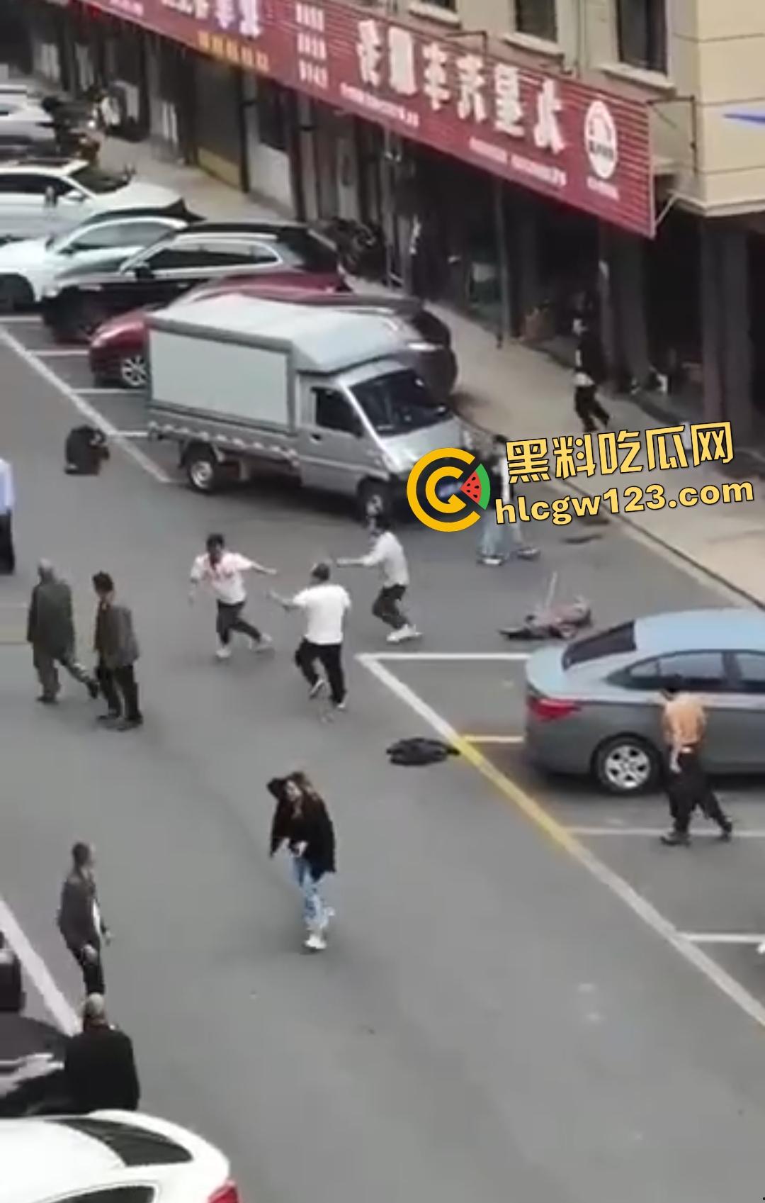 武汉热干面涨价4块变5块!疯男不爽追老板狂砍,吃面舔刀一碗面值一条命!-6