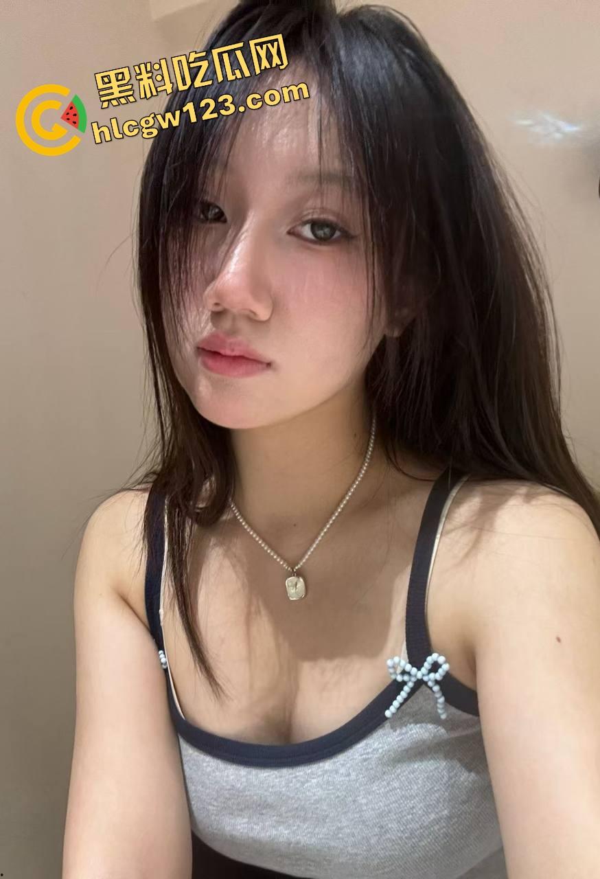 人妻疯到这地步?极品人妻小鲸鱼KTV露逼淫舞撩汉,闺蜜脱奶同台共演,现场一片荷尔蒙废墟!-1