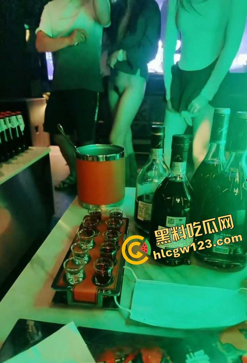 人妻疯到这地步?极品人妻小鲸鱼KTV露逼淫舞撩汉,闺蜜脱奶同台共演,现场一片荷尔蒙废墟!-13