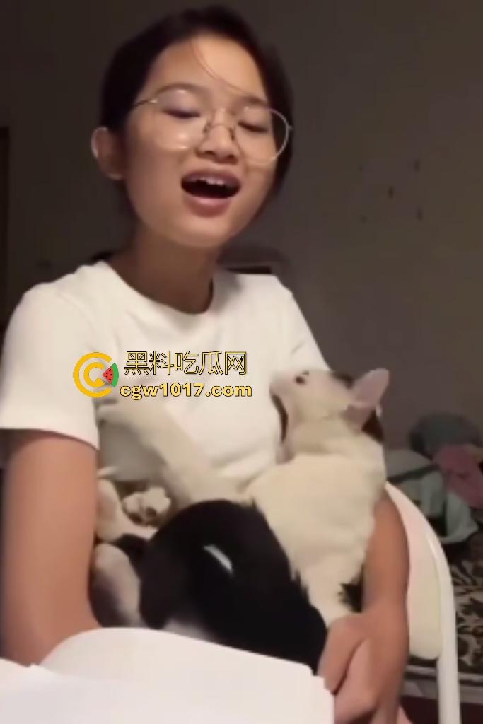 眼镜精神小妹抱猫唱歌难听,猫猫头听不下去直接咬胸部,咬的妹子说“what the fuck”,这猫也是个老吃家了!-5