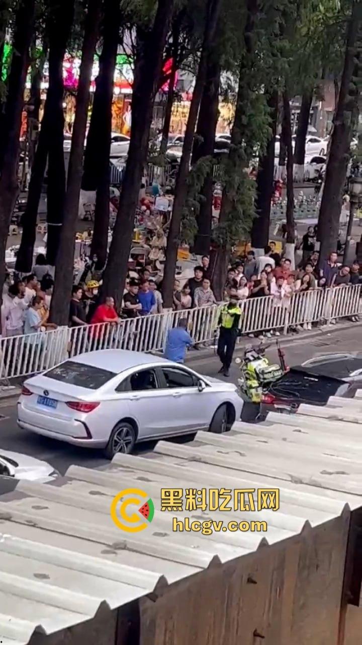 警察打交警你敢信?东莞市长安万科长青街上演交警PK公安大场面 便衣辅警装假警对其殴打!-5