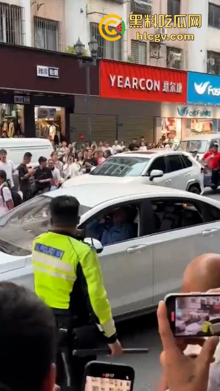 警察打交警你敢信?东莞市长安万科长青街上演交警PK公安大场面 便衣辅警装假警对其殴打!-9