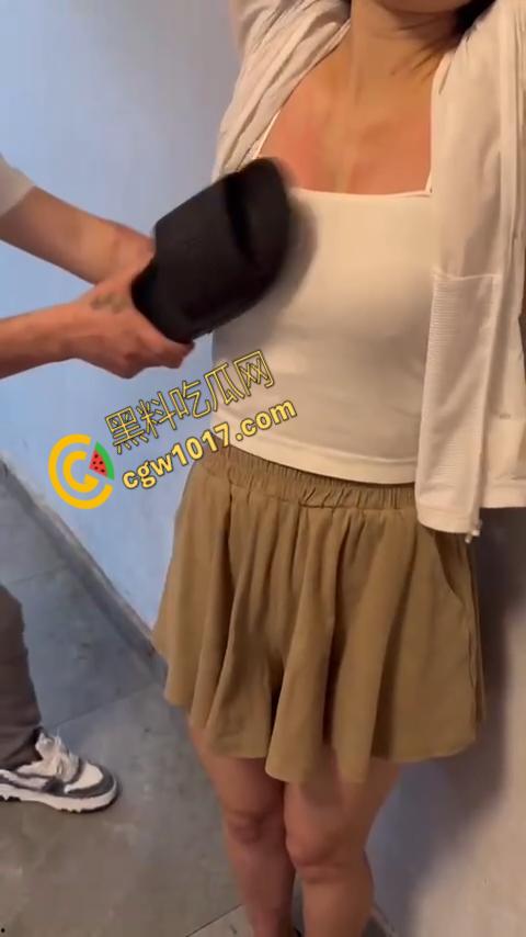 直播惨烈SHOW:网红女主播打奶惩罚!雪白嫩肉遭拖鞋撕心裂肺拍打,嗷嗷直叫悬泪,观众疯狂!-1