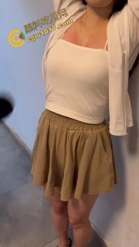 直播惨烈SHOW:网红女主播打奶惩罚!雪白嫩肉遭拖鞋撕心裂肺拍打,嗷嗷直叫悬泪,观众疯狂!-5