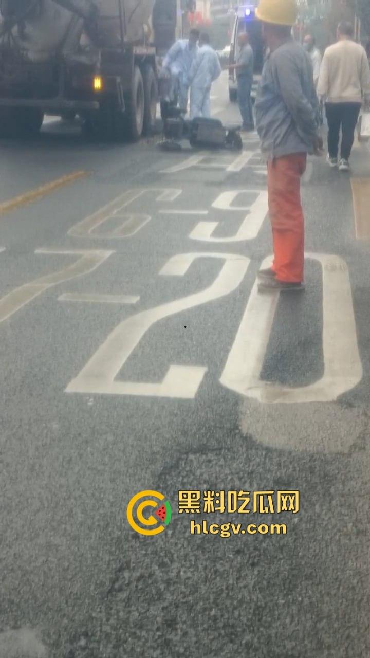 自贡张家沱隧道口工程车酿惨祸一妇女被大型工程车碾压后场景惊心!-3
