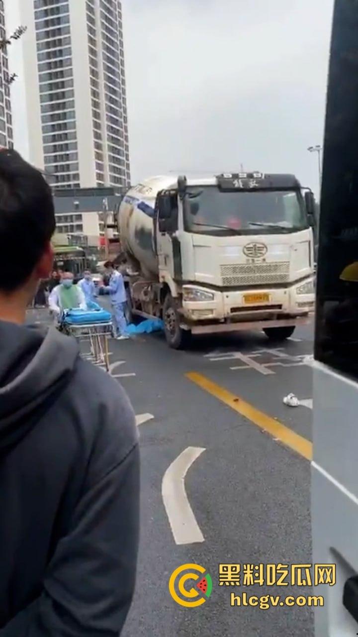 自贡张家沱隧道口工程车酿惨祸一妇女被大型工程车碾压后场景惊心!-4