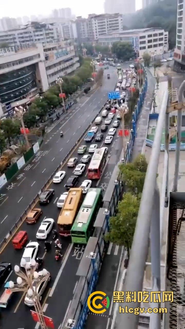 自贡张家沱隧道口工程车酿惨祸一妇女被大型工程车碾压后场景惊心!-5