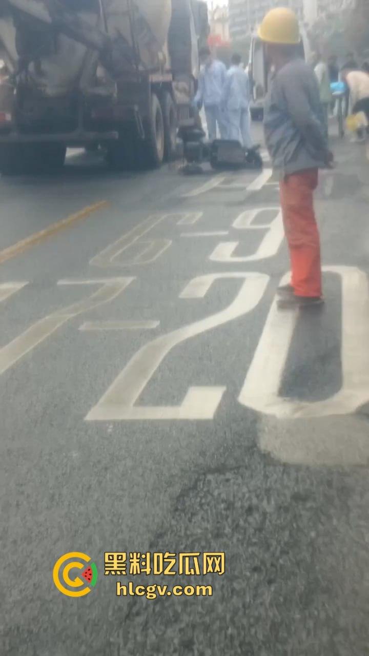 自贡张家沱隧道口工程车酿惨祸一妇女被大型工程车碾压后场景惊心!-6