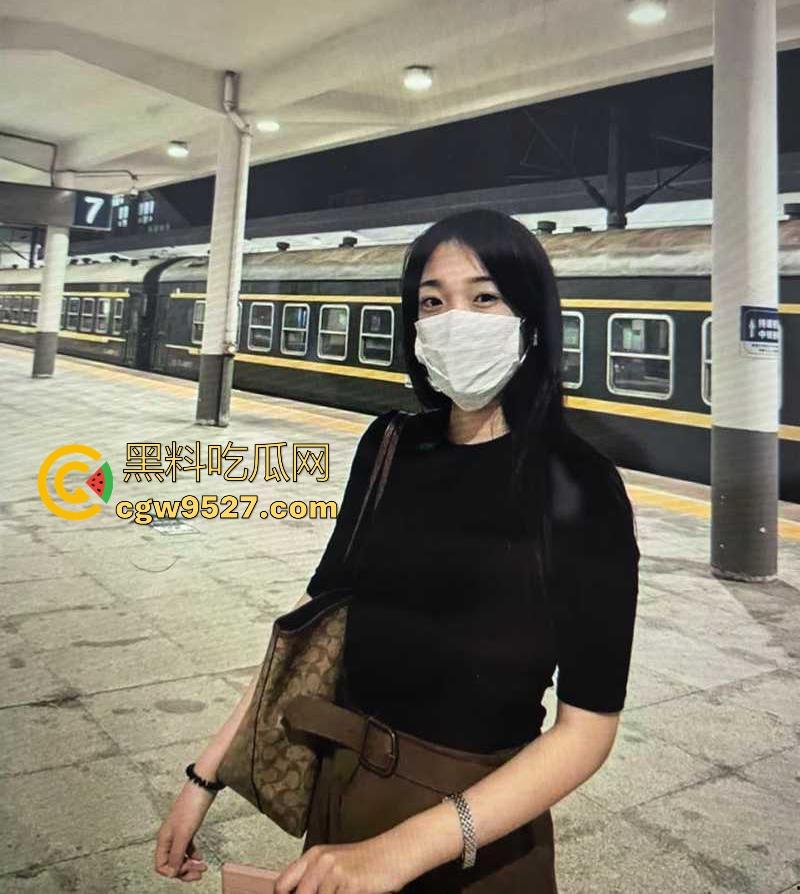 安徽工商学院00后嫩妹【李小晴】性爱私拍曝光,身材娇小却臀部饱满,无套情趣装火辣诱人,蜜汁肥穴淫水狂流!-5