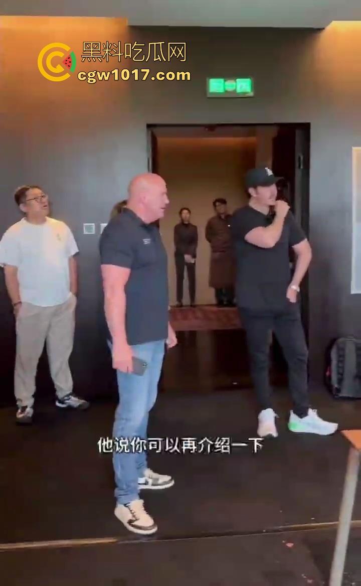 通背拳传人赵鸿刚参加UFC扇耳光大赛被对手KO!曾以为在耳光大赛上无敌的武功,没想到是这种下场,真是花拳秀腿!-2