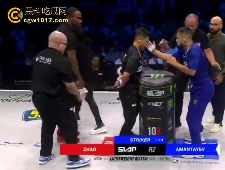 通背拳传人赵鸿刚参加UFC扇耳光大赛被对手KO!曾以为在耳光大赛上无敌的武功,没想到是这种下场,真是花拳秀腿!-4