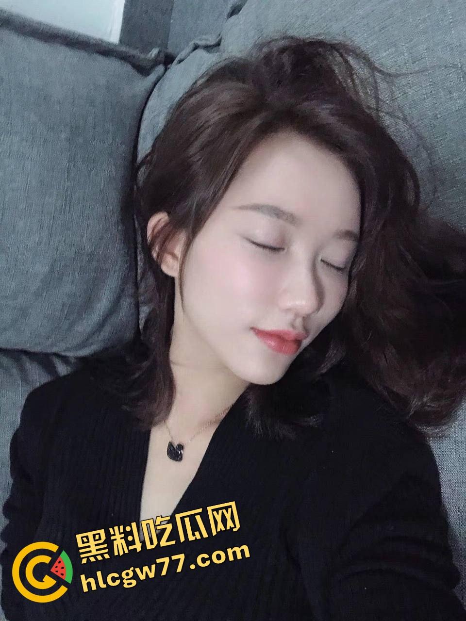 河南荥阳女大学生【金司】酒店装清纯,黑丝情趣装扯烂操穿床,逼水浸透房间!-1