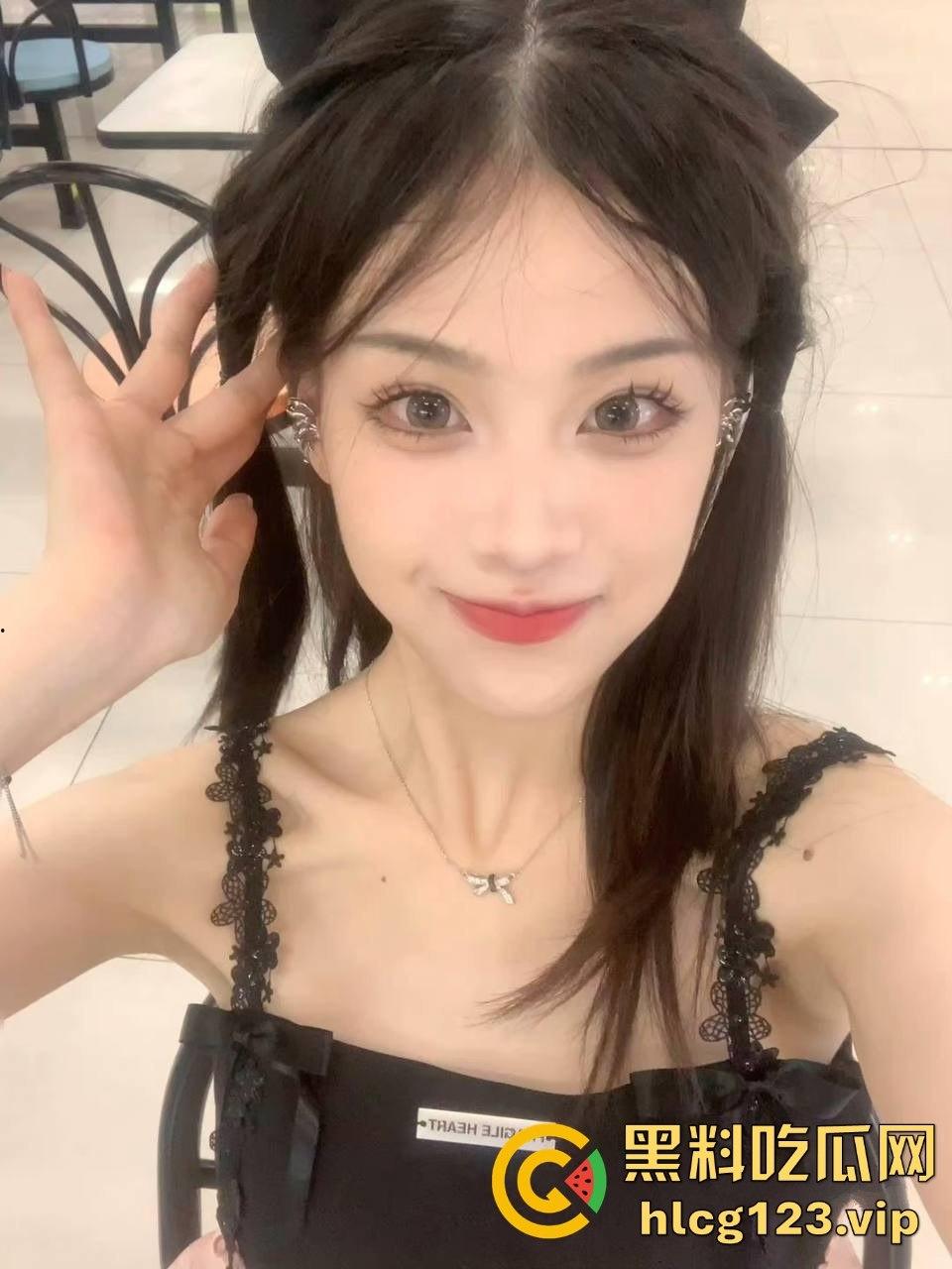 高颜值小姐姐酒店调教大曝光！情趣黑丝制服下的母狗爬行，开门就被逼日到飞起！-7