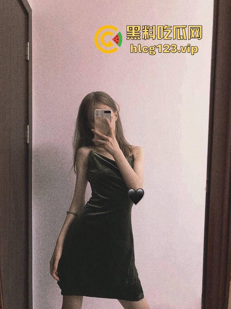 高颜值小姐姐酒店调教大曝光！情趣黑丝制服下的母狗爬行，开门就被逼日到飞起！-8