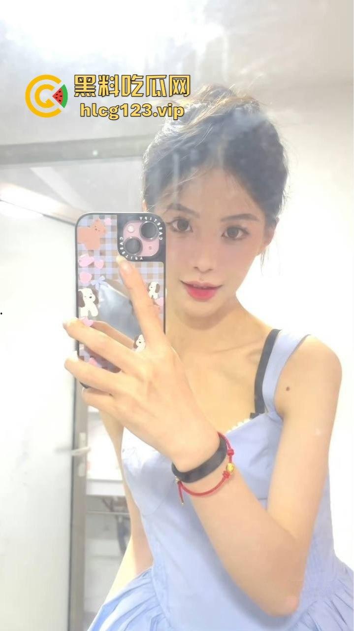 高颜值小姐姐酒店调教大曝光！情趣黑丝制服下的母狗爬行，开门就被逼日到飞起！-9