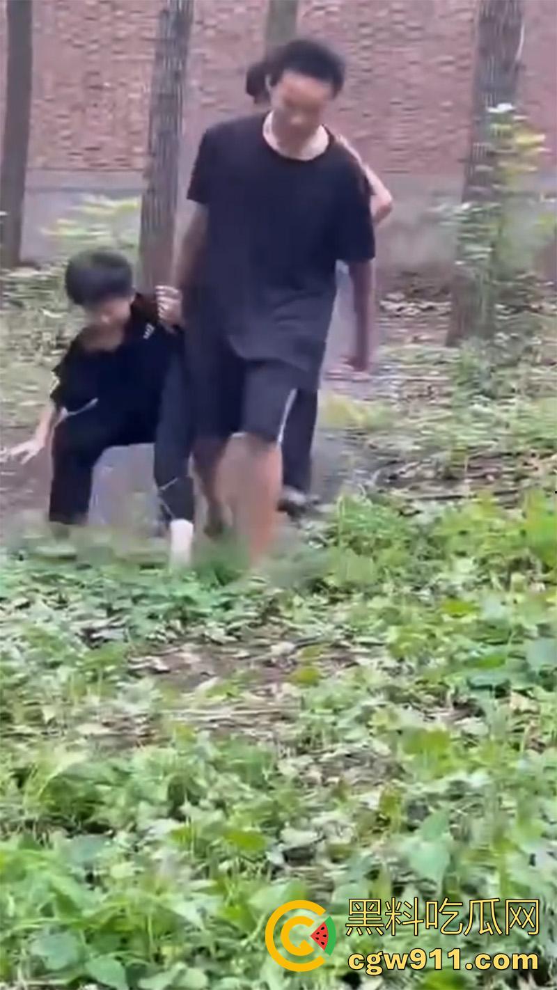山东聊城临清市村头恶霸,烟店镇王集村一个14 岁,一个18岁,对一个12周岁的孩子进行殴打,真以为自己古惑仔了?-7